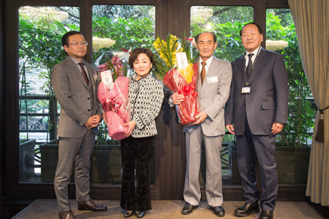 社長、専務へ花束贈呈の写真